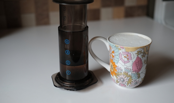 Latte-with-aeropress-coffeemaker